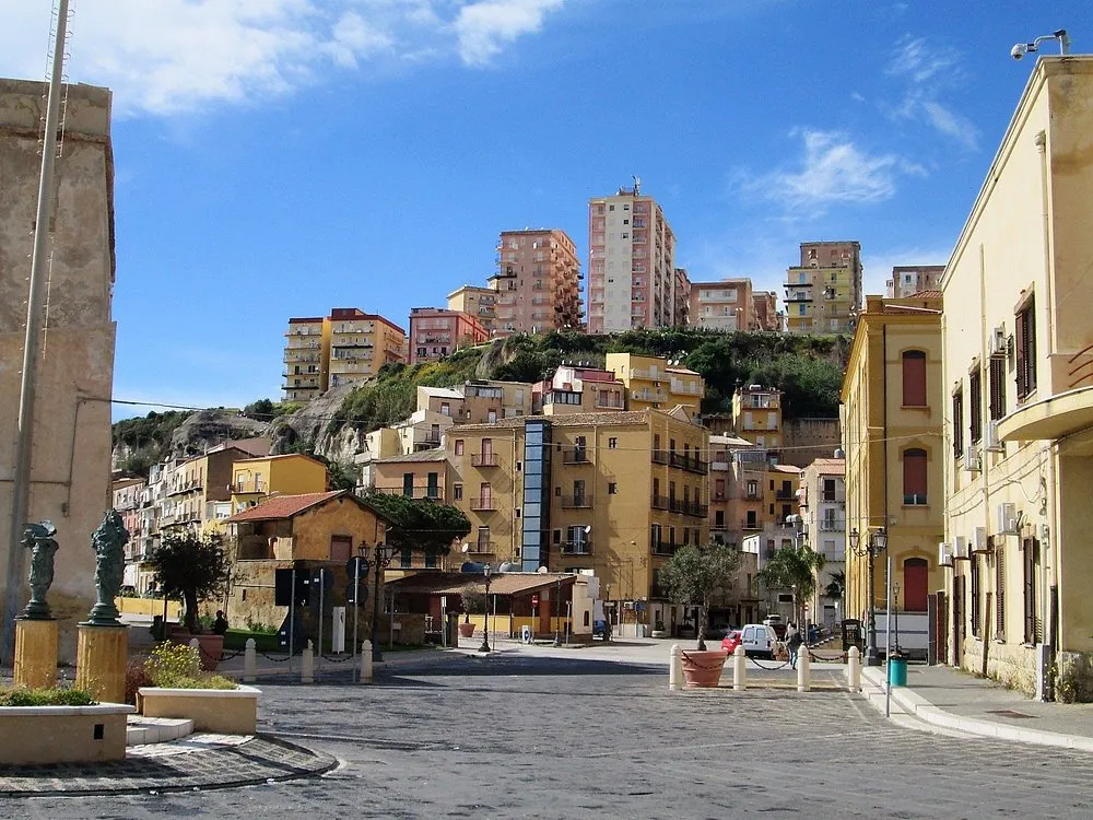 Υποχρεωτική Πορεία - Book review cover