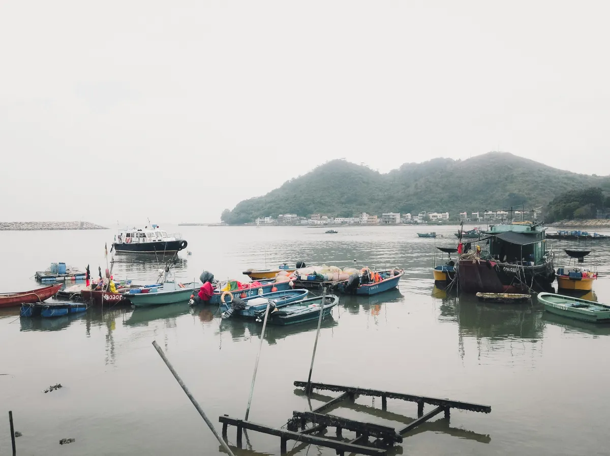 45° υπό σκιάν - Book review cover