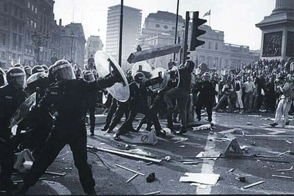 Λονδίνο στις φλόγες - Book review cover